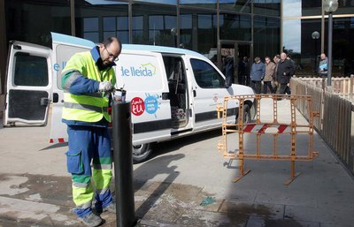 També es fa una neteja i repassada de bancs, jocs infantils, senyals, fanals, fonts, entre altres.