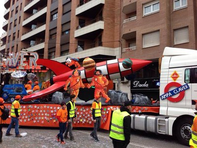 Milers de lleidatans han sortit al carrer per participar en la gran Rua del Carnaval.
