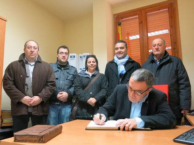 Àngel Ros ha firmat al Llibre d'Honor de l'Ajuntament de Puigverd de Lleida.