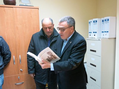 L'alcalde de Lleida fulleja el llibre de la Història de Puigverd amb què l'han obsequiat..
