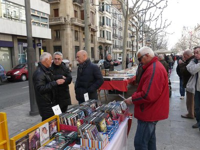 El tinent d'alcalde Peris també ha visitat el mercat d'Antiguitats i Col·leccionisme.