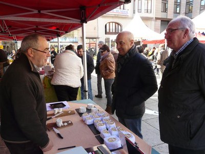 Peris i Barberà han saludat els paradistes del mercat de l'Hort a Taula, a la plaça de Sant Joan.