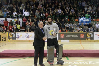 L'alcalde ha lliurat al porter del Vendrel, Xavier Puigbí, la medalla al millor jugador de la final de la Copa del Rei.