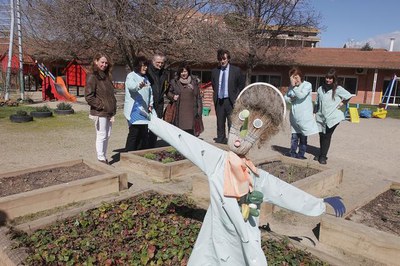 Jesús Castillo i Alba Espot, durant la visita a les instal·lacions de l'Escola Bressol Municipal.