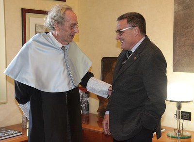 El paer en cap, conversant amb el sociòleg Salvador Giner, investat Doctor Honoris Causa.