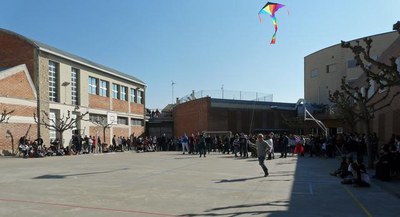 En l’acte de presentació de la Casa Coeducativa, s’han fet volar uns estels al pati de l'institut.