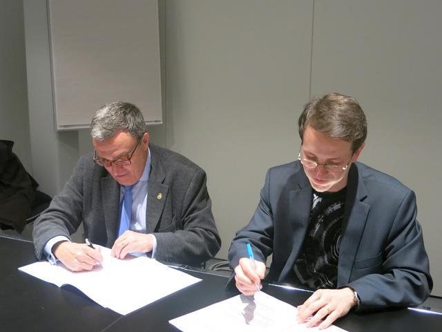 L'alcalde, com a president del consorci del Parc Científic, ha signat l'acord de col·laboració amb el professor Pedro José Marron.