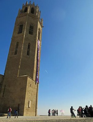 La regidora M.Rosa Ball presidit l’acte en què s’ha donat a conèixer l’acció urbana Labors per la igualtat de gènere, a la porta dels Apòstols de la ….