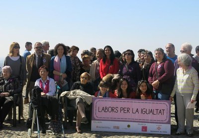 Més de 500 dones han teixit amb colors liles el tapís per al campanar de la Seu Vella. La iniciativa ha estat impulsada pel Casal de la Dona i la Gue….