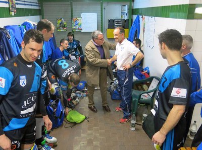 L'alcalde Ros felicitant els jugadors i l'entrenador, Albert Folguera, després de la victòria de l'ICG Software Lleida contra el Lloret a l'Onze de S….