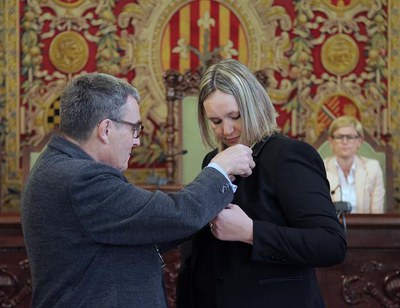 L'alcalde Ros li ha lliurat la venera i l’escut que la distingeixen com a paer.