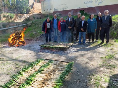 Els socis del Centro Galego de Lleida s’han aplegat a l’Ermita de Grenyana per fer una calçotada, unint les tradicions gastronòmiques catalanes i gal….