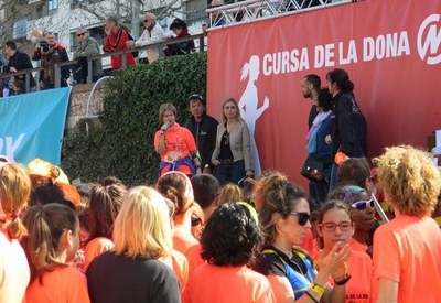 M.Parra, T.Alonso i M.R.Ball han animat les atletes que han participat en la II Cursa de la Dona Nayox.