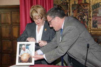 L'alcalde de Lleida i la filla de Joan Oró, recordant el científic lleidatà.