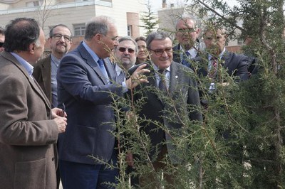 L’alcalde Ros ha comentat que amb la campanya d'apadrinament d'arbres a l'Arborètum es vol conscienciar la ciutadania, especialment els infants i els….