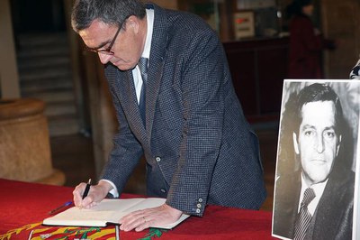 Àngel Ros ha expressat les seves condolences i ha reconegut la figura d’Adolfo Suárez en el llibre de signatures que la Paeria ha posat a disposició ….