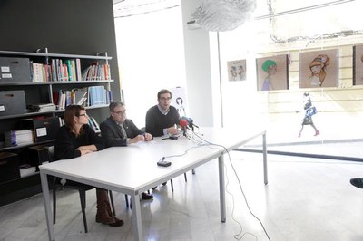 L'Alcalde, el regidor Oriol Yuguero i la jove Ariadna Berenguer, autora de les obres de l'exposició Nanufart que ara s'exposa al Centre Juvenil La Pa….