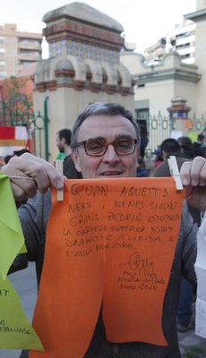 L'alcalde, Àngel Ros, amb el seu desig en el marc del Dia Mundial del Teatre.