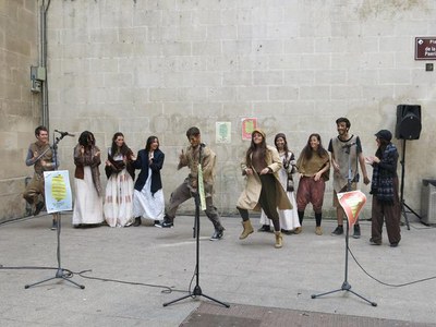 El teatre de carrer ha pres aquest matí l’Eix Comercial de Lleida, amb l’Aula Municipal de Teatre, sorprenent les persones que hi passejaven.