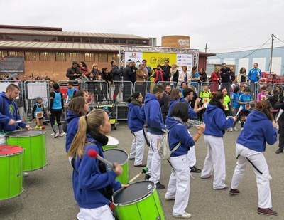 Diversos grups han ambientat el recorregut de la Cursa Bombers en el II Concurs de Batucades i Animació al Carrer. La formació guanyadora, Batbatuka ….