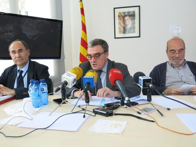 Àngel Ros, amb el Dr. Josep Santamaria i el Dr. Jaume Capdevila, després de la reunió del Consell d’Administració de la Gestió de Serveis Sanitaris.