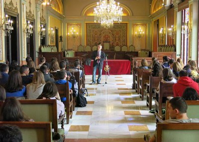 El regidor Jesús Castillo ha explicat a la vuitantena d’alumnes de 3r d’ESO de l'Espsicopal diversos aspectes vinculats a l’administració local i l’e….
