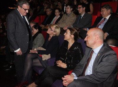 L'alcalde, saludant Emma Vilarasau, a la Llotja en l'acte inaugural de la Mostra.