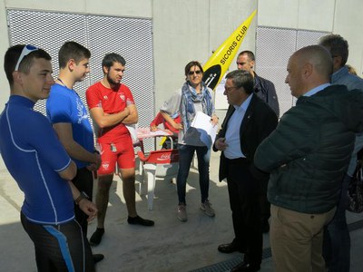 L'alcalde de Lleida ha conersat amb els tres monitors que impartiran les classes, que són joves que també van iniciar-se en l’escola municipal.