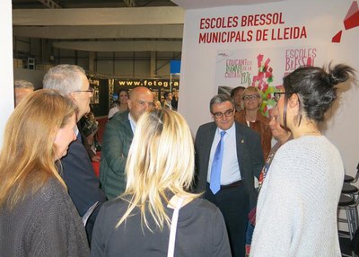L'alcalde Ros i diversos regidors a l'estand que Paeria té a Petitàlia.