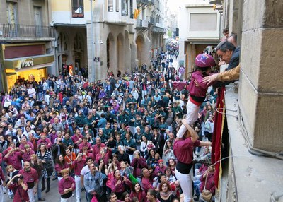 L'alcalde Ros ha compartit amb els Castellers de Lleida la primera actuació a la plaça de la Paeria.