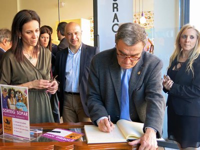 L’alcalde Ros ha destacat la valentia en aquest nou projecte empresarial de la propietària Carme Barrera.