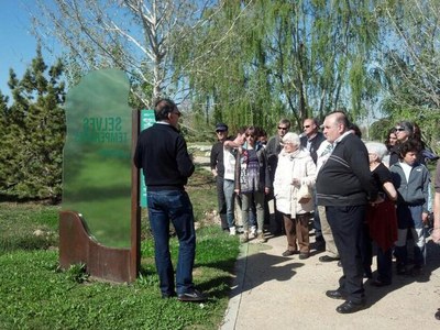 Una setantena de persones han participat en la visita guiada a l'Arborètum, organitzada per la Regidoria de Medi Ambient.