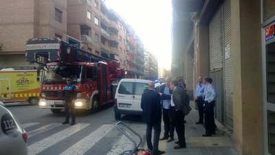 Bombers, Mossos i Guàrdia Urbana han treballat en l'extinció del foc i en la seguretat de la zona..