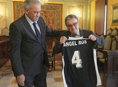 El Força Lleida ha obsequiat el paer en cap amb una samarreta amb el seu nom.