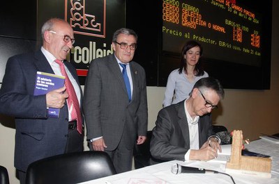 En aquest nou llibre, una novel·la d’intriga amb tocs irònics, l’autor combina la literatura amb el coneixement profund del món del porcí,.