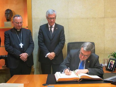 El paer en cap ha firmat el llibre d'honor de l'Ajuntament de Tarragona i el de l'Agrupació d'Associacions de Setmana Santa..
