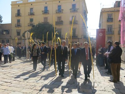 Les autoritats, a punt d'entrar a la Catedral de Tarragona, per la missa de Diumenge de Rams..