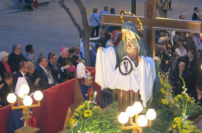 Dotze passos i més d'un miler de persones han participat en la processó dels Dolors de Lleida.