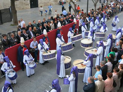 Les autoritats civils i religioses de Lleida han assistit a la processó dels Dolors.