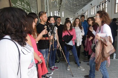 Fotografia de la pràctica periodística, al Mercat del Pla.