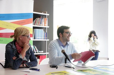 La tinenta d'alcalde Montse Mínguez i el regidor de Joventut, Oriol Yuguero, han presentat la nova aplicació mòbil..