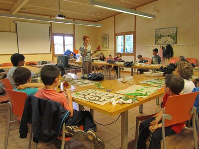 Aquest dilluns els nens i nenes van recórrer el parc i diferents punts del bosc per recollir elements naturals per fer boniques creacions artístiques….