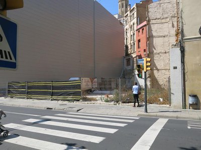 El solar està ubicat a l’avinguda Francesc Macià 43 i 45 i carrer Clot de les Monges, 10.
