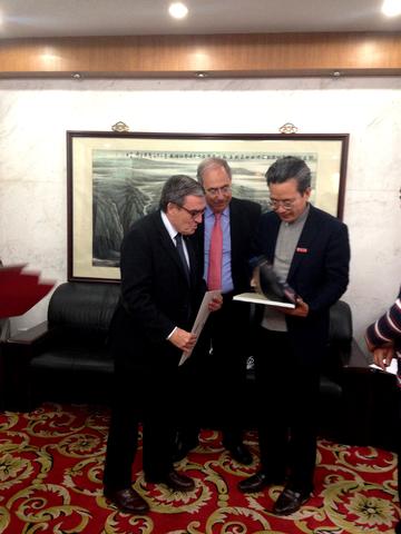 L'alcalde de Lleida, Àngel Ros, i el rector de la UdL, Roberto Fernández, amb Shi Guodong, secretari general de la Universitat de Changzhou.