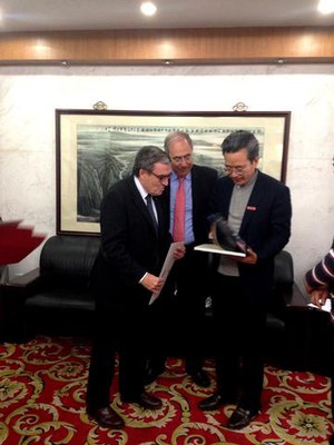 L'alcalde de Lleida, Àngel Ros, i el rector de la UdL, Roberto Fernández, amb Shi Guodong, secretari general de la Universitat de Changzhou..