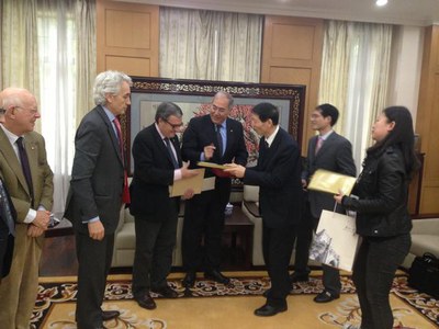 À.Ros, R.Fernández i R.Roca, amb el rector de la Universitat de Soochow, amb la qual la UdL negociarà un conveni de col·laboració.