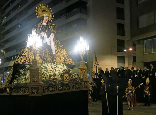 El pas de la Mare de Déu de la Soledat tanca la processó del Sant Enterrament