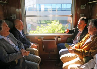 Rafael Peris amb el conseller Vila en el primer viatge de la temporada del Tren dels Llacs.