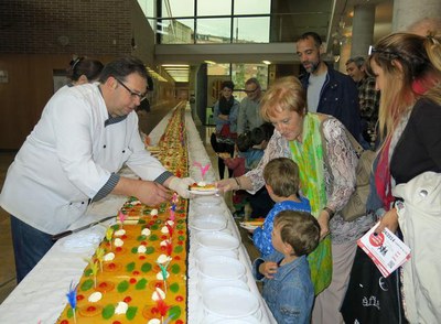 La mona solidària, que s'ha repartit a petits i grans, ha fet 44 metres de llarg i ha pesat 260 quilos.
