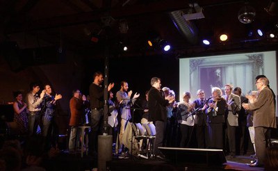 L'alcalde Àngel Ros ha presidit aquest reconeixement a l'escriptora lleidatana al Cafè del Teatre.